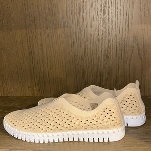 (41) Ilse Jacobsen Cream Tulip Slip on Shoes